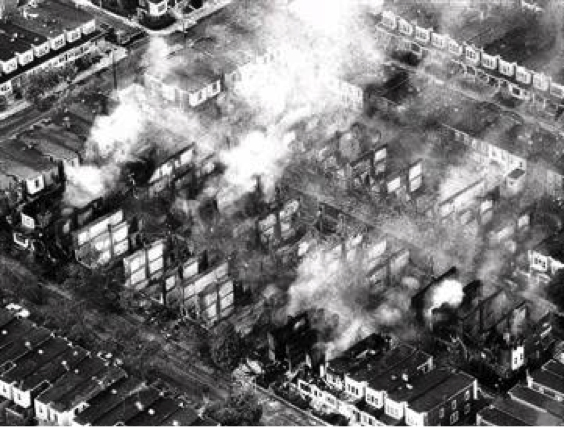 La  Avenida Osage incendia después del bombardeo de la casa de MOVE por parte de la  policía de Filadelfia. 13 de mayo de 1985. 11 personas se murieron y 61 casas se  incendiaron.