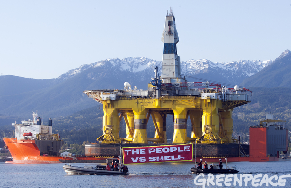Kayakers protest Shell Oil drill rig in Seattle