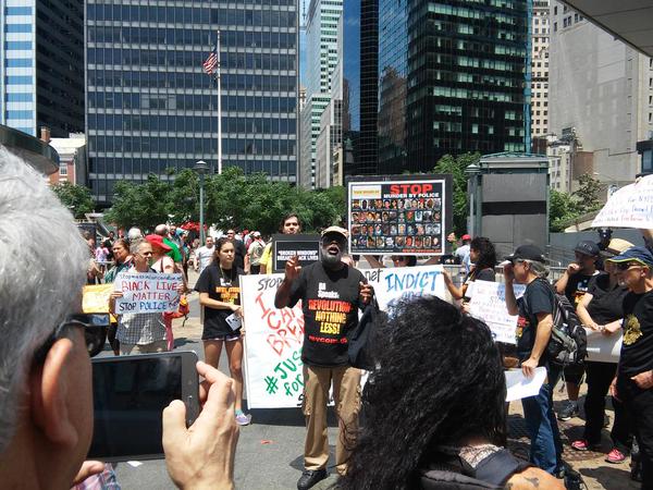 Carl Dix speaking to rally