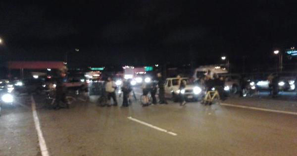 Protesters block freeway in Oakland in protest of police murder of Nate Wilks, August 12. (Photo: @marg1nal)