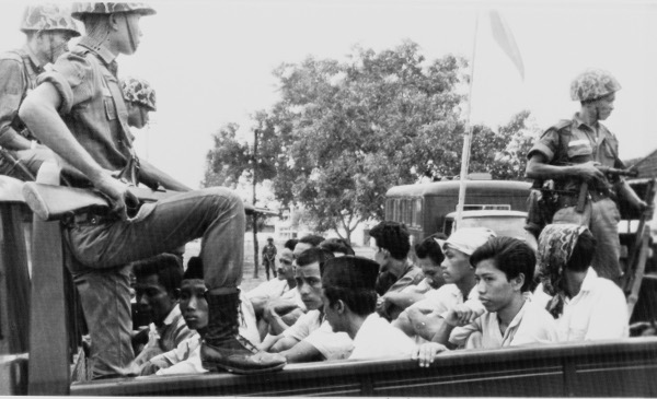 Llevan a militantes del ala juvenil del Partido Comunista de Indonesia a una prisión de Yakarta, 30 de octubre de 1965.