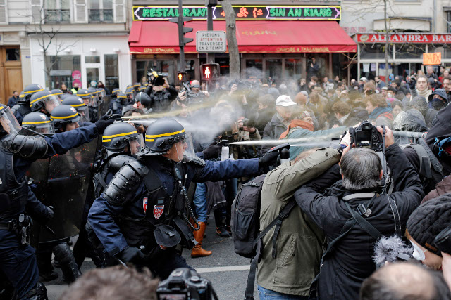 Police attack protestyers, Paris, November 29