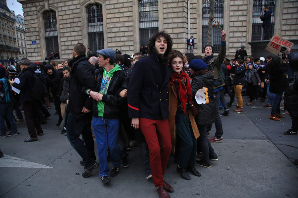 Human chain in Paris, November 29