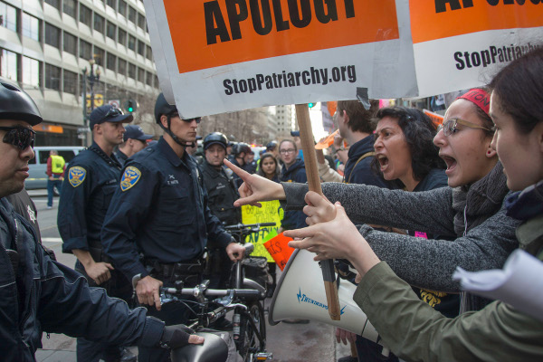 Manifestantes en San Francisco marcharon en protesta desafiante al lado de la 'Marcha por la Vida', y repetidas veces se enfrentaron a la marcha coreando 'La maternidad obligatoria constituye la esclavización femenina' y 'Aborto a solicitud y sin pedir disculpas'. Un enorme despliegue de policía de San Francisco los hostigó. Foto: Revolución/revcom.us