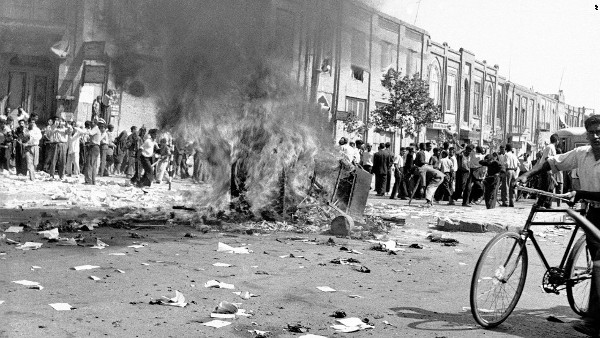 En Teherán, Irán el 19 de agosto de 1953, turbas y soldados tomaron las calles coreando “¡Viva el Shah! ¡Muerte a Mosaddeq!” Saquearon los periódicos pro-Mosaddeq y atacaron a sus seguidores.