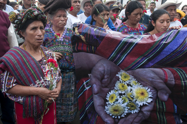 Mujeres indígenas ixiles fuera del tribunal el día después de que un juez ordenó la suspensión del juicio por genocidio contra el ex dictador de Guatemala el general Efraín Ríos Montt y el general José Mauricio Rodríguez Sánchez, 19 de abril de 2013. Foto: AP