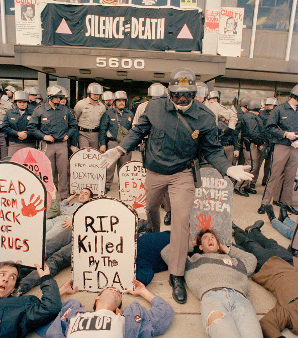 Manifestantes de ACT UP, enojados por la respuesta del gobierno a la  crisis del SIDA, bloquearon y cerraron la Administración de Alimentos y  Medicamentos, Rockville, Maryland, octubre de 1988. (Foto: AP)