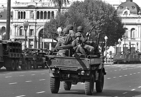 U.S. trained army troops in Argentina patrol outside the palace after military coup, 1976/