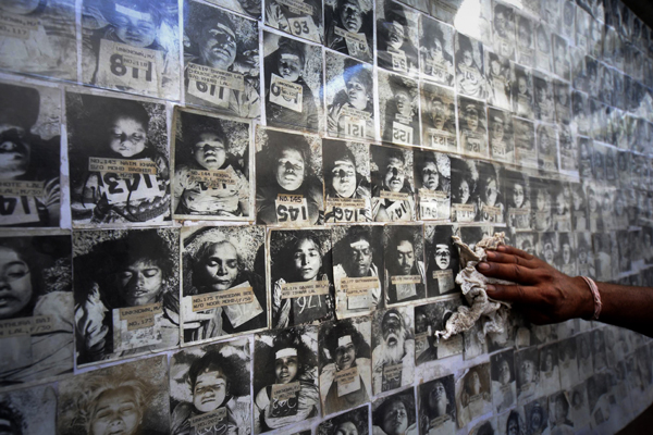 Some of the thousands who were killed by the poison gas from the Union Carbide pesticide plant in Bhopal, India on December 3, 1984.