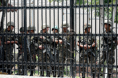 Soldados hondureños dentro del palacio presidencial durante el golpe de estado y la detención del presidente en 2009. (Foto: rbreve/flickr)