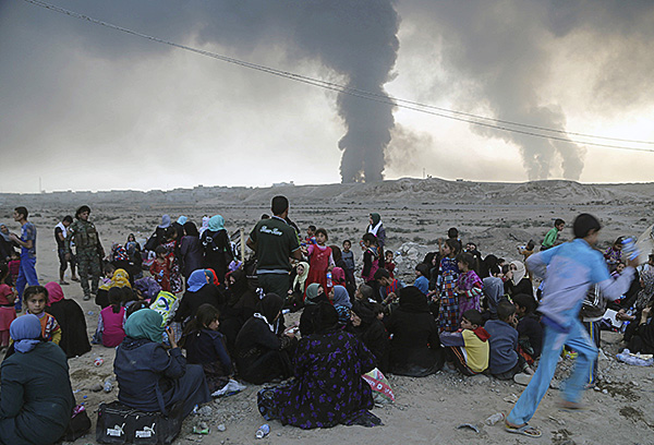People flee their homes from Mosul, Iraq, October 18
