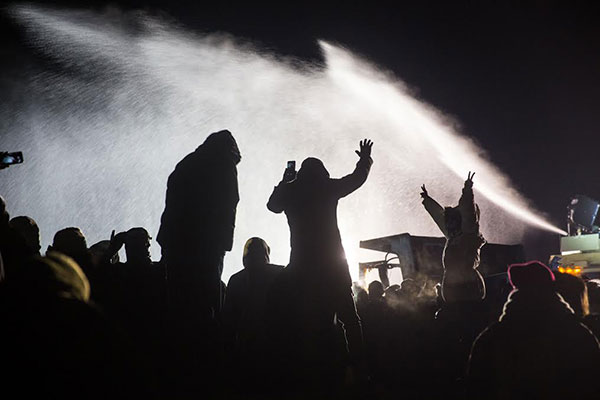 El domingo 20 de noviembre de 2017, los agentes del sherifato disparan lanzaaguas a la gente a una temperatura de -4ºC en el campamento de Standing Rock.