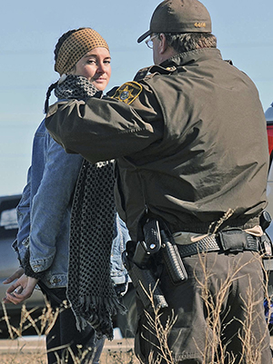El arresto de Shailene Woodley en la protesta contra el Oleoducto Dakota Access, octubre de 2016.