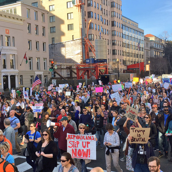 Washington, DC: Marching to the White House.