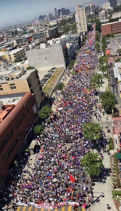Miles de personas se manifestaron en el centro de Los Ángeles el Primero de Mayo