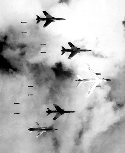 Los pilotos de bombarderos B-66 arrasan con bombas (carpet bombing) un área en la parte sureña de Vietnam del Norte. 1966. 