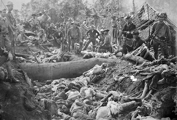 Los cadáveres de insurgentes y civiles moros muertos por soldados yanquis durante la batalla de Bud Dajo en las Filipinas, 7 de marzo, 1906.