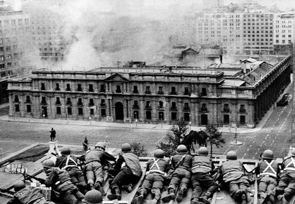 1973, el ejército chileno, con dirección política y respaldo secreto de los yanquis, llevó a cabo un golpe militar