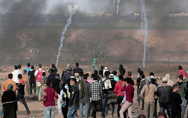 As thousands of Palestinians ran toward the barbed wire fence which imprisons them in the world’s largest concentration camp, Israel again responded with massive violent—live fire, rubber bullets and a “tremendous barrage of tear gas,” April 27, 2018.