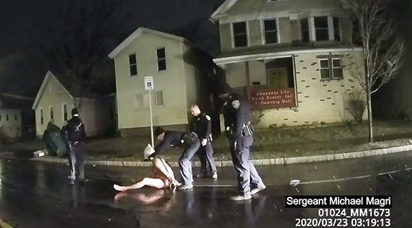 El video de la cámara corporal de los policías muestra a un cerdo policía colocando una “capucha contra escupitajos” sobre la cabeza de Daniel Prude.