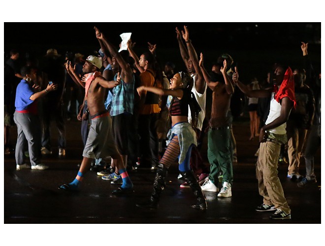 Ferguson, Misuri, madrugada, 17 agosto. Foto: AP 