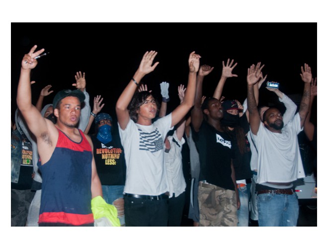 Ferguson, 16 agosto, noche, protesta contra toque de queda. Foto: Li Onesto/Revolución 